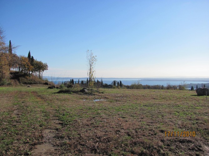 View  from  the  Access street  to the area - exclusive  lake Garda